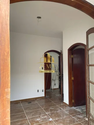 Imagem Sobrado com 363 m2, 03 suites, varias vagas de garagem, piscina.