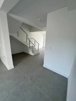 Imagem Sobrado com 3 dormitórios sendo 1 suíte e 2 vagas de garagem no Bairro Espinheiros em Itajaí