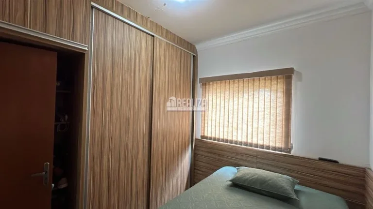 Imagem Casa à venda no Fabrício, Uberaba: 3 dormitórios, churrasqueira e móveis planejados.