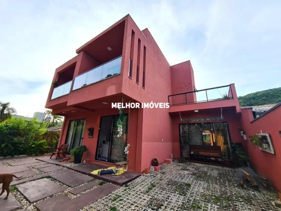 Imagem Casa Duplex á venda com 4 dormitórios localizada na praia Mariscal em Bombinhas.