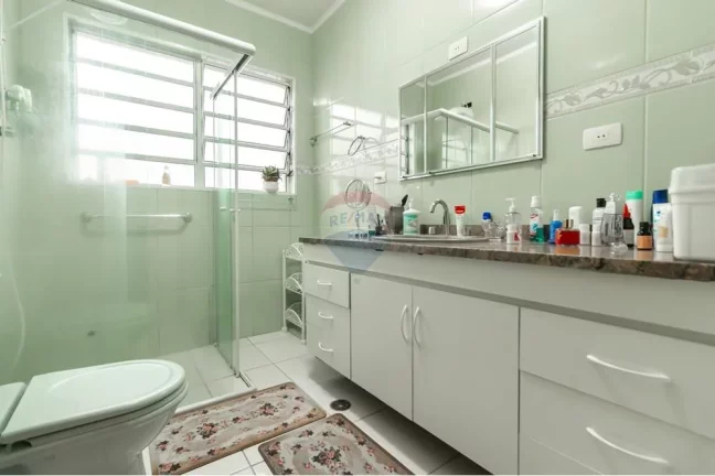 Imagem Casa com 4 dormitórios, 2 suítes, 5 banheiros, 3 vagas de garagem.