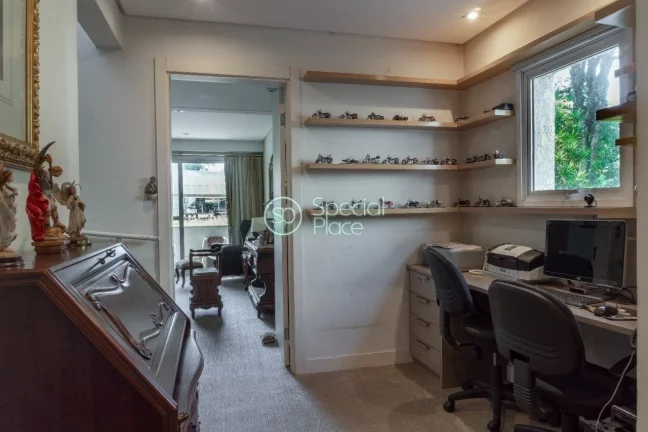 Imagem Essa casa possui cinco dormitórios, sendo quatro suítes, hall, lavabo, sala de jantar, sala de TV ...