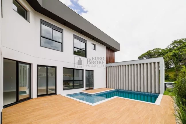 Imagem Casa com 4 suítes e 4 vagas à venda no condomínio Caledônia em Camboriú/SC