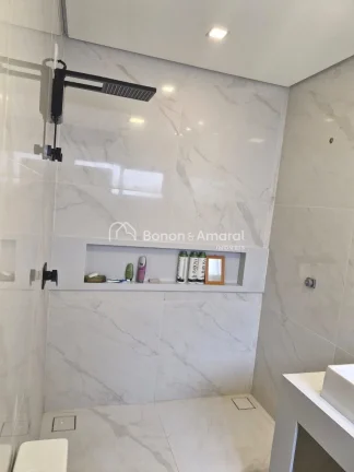 Imagem Residência moderna no Condomínio Flor da Serra, com 290m² de área construída em terreno de 340m...
