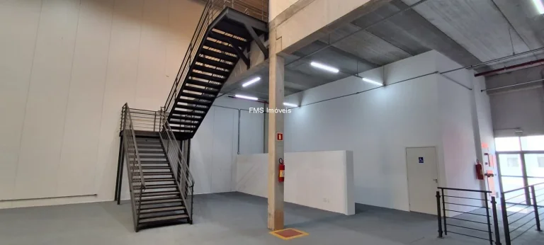 Imagem Galpão com 2025m² para locação em Tamboré.