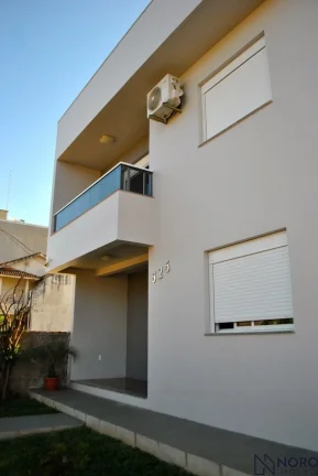 Imagem Casa de 3 Dormitórios sendo 2 Suítes, vaga para 2 carros com pátio.