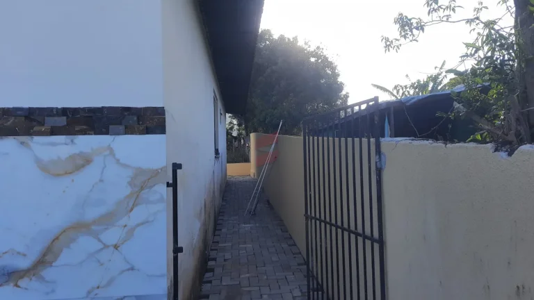 Imagem VENDO UMA BELÍSSIMA CASA EM PIRAQUARA
BAIRRO : JARDIM SANTA HELENATerreno com 560 metros quadrados sendo 14x40, área construída 144m2
A casa disponibiliza de: 
- 3 suites e mais 1 banheiro social
- Banheiros com box e revestimento de porcelanato
- Sala de