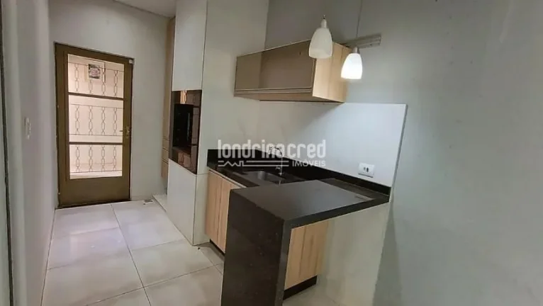 Imagem Excelente Sobrado no Jardim Itália, Cambé: 3 Quartos (1 Suíte Luxuosa), 3 Banheiros, Sacada, Churrasqueira e Piscina – Conforto e Lazer para Sua Família!