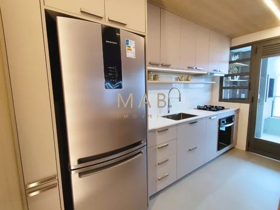 Imagem **MOBILIADO E DECORADO** Apartamento Duplex com 3 suítes, lavabo, cozinha, sala estar/jantar, área de serviço, sacada com churrasqueira. 2 vagas de ga