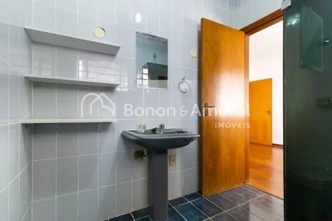 Imagem Excelente casa de esquina com 440 m². Possui 4 quartos, sendo 2 suítes, além de salas de estar e ...