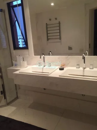 Imagem Ótimo apartamento com 273m² em Moema em rua tranquila. Amplo living para três ambientes com terra...