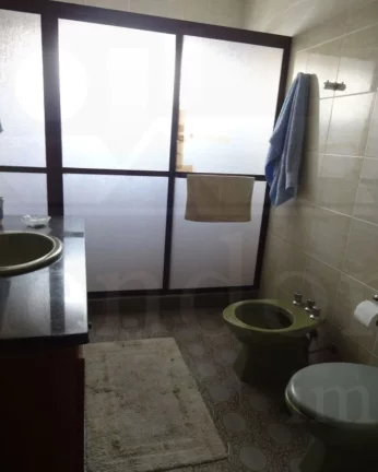 Imagem Apartamento bem distribuÃ­do com piso de madeira e armÃ¡rios, living para 03 ambientes, lavabo, ...