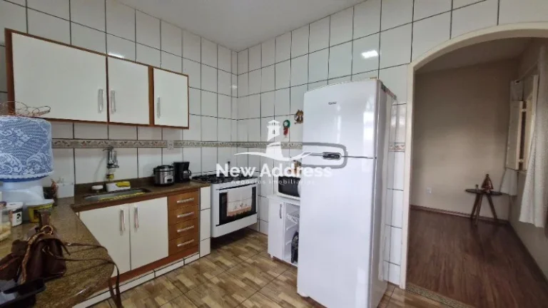 Imagem Duas casas com ponto comercial em terreno de 335m² em Rosa da Penha. Amplas, bem cuidadas e com estrutura para kitnets. Ideal para morar ou investir.