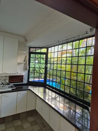 Imagem Linda e espaçosa casa em condomínio, com área construída de 312 m² e 320 m² de terreno. O imó...