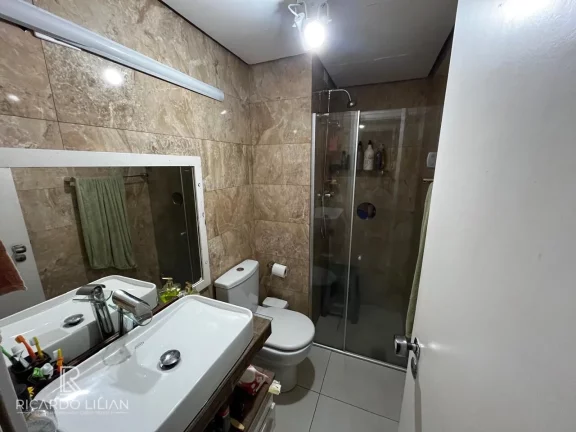 Imagem Apartamento com 2 dormitórios sendo uma suíte, 70m² de area util e uma vaga de garagem coberta.