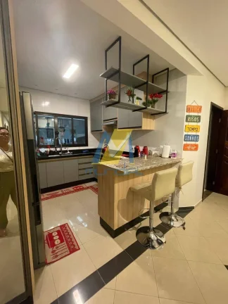 Imagem Sobrado amplo com 4 dormitórios e área gourmet - 192m²