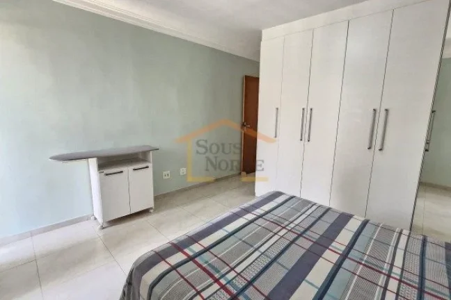 Imagem Sobrado residencial com 92m². O imóvel possui sala bem iluminada, cozinha com armários planejados...