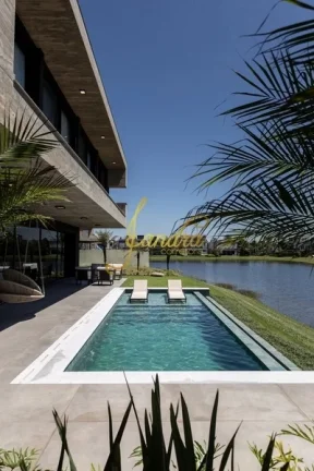 Imagem Casa condomínio com 05 suites e piscina beira de lago