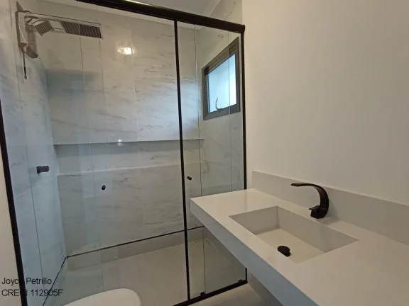 Imagem Casa Nova com Arquitetura Moderna à Venda em Condomínio Fechado na Cidade de Peruíbe.