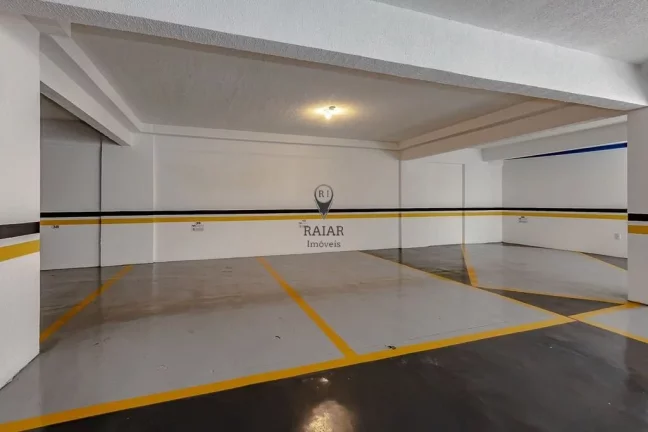 Imagem Galli Center situa-se em uma área comercial de Balneário Camboriú, 2 elevadores sendo 1 para maca...