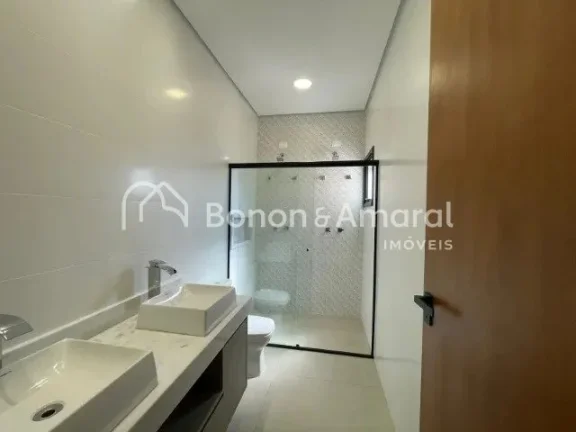 Imagem Lindo sobrado com 4 suítes, sendo uma master com jardim de inverno, outra no térreo, varanda. Espa...
