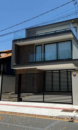 Imagem Casa com 4 dormitórios sendo 4 suítes e 2 vagas de garagem em Balneário Camboriú/SC