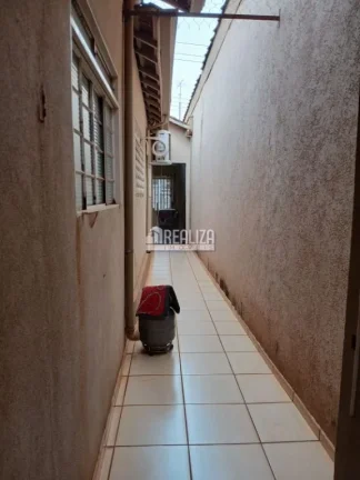 Imagem Vende-se casa no bairro Vila Marilene, com 3 quartos (2 suíte), ar-condicionado, localizada na avenida principal – Igarapava/SP