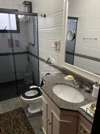 Imagem Apartamento a 150 metros da praia da Enseada com 3 dormitórios, suíte, 2 vagas, Guarujá-SP: 127m², 1 suíte, 2 salas, 2 banheiros e vaga de garagem