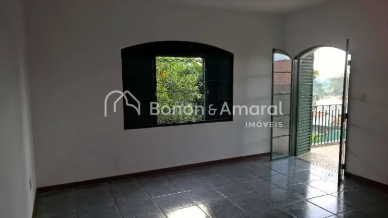 Imagem Sobrado espaçoso com 3 dormitórios, sendo 1 suíte com hidromassagem e closet, além de 2 dormitó...