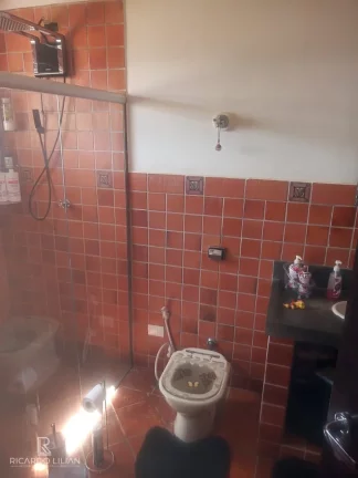 Imagem "Espaçoso Sobrado de 3 Dormitórios com Piscina e Pomar em Belvedere, Atibaia: Uma Oportunidade Imperdível!"