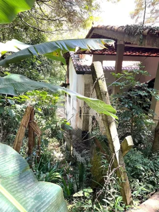 Imagem CASA À VENDA COM TERRENO DE 1500 M², POÇO ARTESIANO, 4 DORMS (2 SUITES), 3 SALAS, SENDO 1 COM LAREIRA, COZINHA COM ARMÁRIOS E DISPENSA, MAIRIPORÃ, SP.
