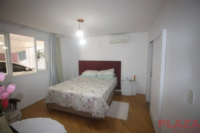 Imagem Casa no Centro | 9 Dormitórios | 4 Vagas | 300m² de Terreno | Permuta Menor | Balneário Camboriú – SC