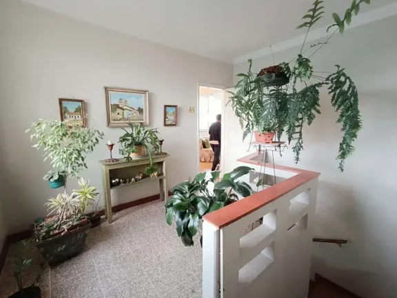 Imagem Casa ampla com 3 quartos, suíte com banheira e terraço no Centro – 2 vagas de garagem