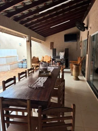 Imagem Sobrado de Alto Padrão à Venda com 4 Suítes, Closet e Área Gourmet no bairro Santa Maria - Uberaba/MG