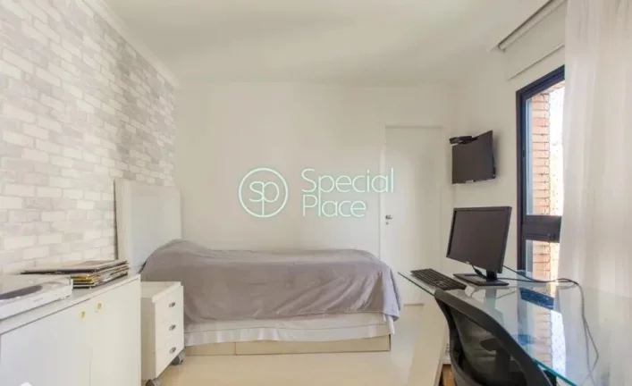 Imagem Apartamento no Morumbi, com 04 suítes, 06 banheiros e 04 vagas. O condomínio dispõe de Piscina, A...