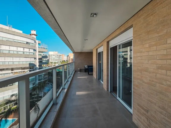 Imagem Imperdível apartamento de 3 quartos na Riviera de São Lourenço Módulo 07: 110,74m², 1 suíte, 3 salas, varanda gourmet e 2 vagas.