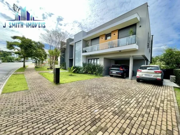 Imagem CASA À VENDA DE PORTEIRA FECHADA! Impecável, 4 suítes, elevador, piscina
