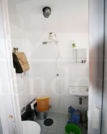 Imagem Amplo apartamento com piso de tacos, armários embutidos, living ampliado para 02 ambientes, 03 dorm...