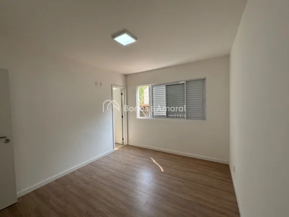 Imagem Esta encantadora casa geminada em Valinhos conta com 3 dormitórios, sendo 1 suíte. No térreo, voc...