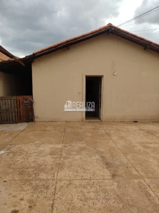 Imagem Casa à venda no bairro Beija-Flor II, em Uberaba: 2 dormitórios, 4 garagens!