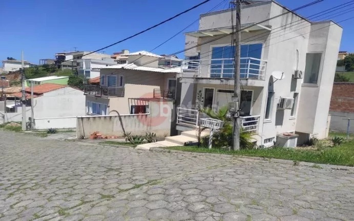 Imagem Terreno à venda com 300 m² no Condomínio dos Pássaros em Cabo Frio/RJ