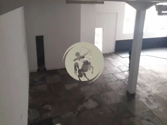 Imagem VENDE / ALUGA OTIMA LOCALIZAÇÃO, COM DIVISORIAS , PE DIREITO ALTO, PORTAS DE AÇO.