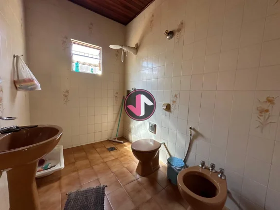 Imagem CASA DE ESQUINA PARA VENDA. casa muito bem localizada contento: -3 quartos sendo 1 suíte -sala de e...