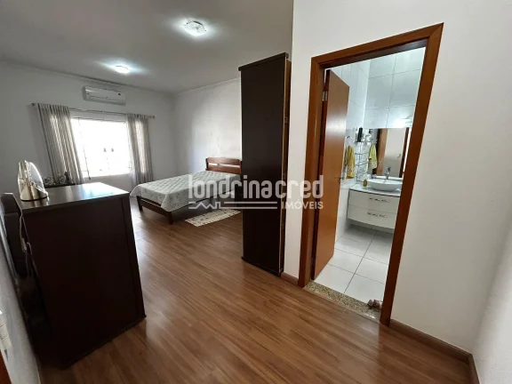 Imagem Imóvel com 500m² de terreno e 189m² construídos, 3 quartos (2 suítes), sala 2 ambientes, edícula 62m², garagem 4 carros, quintal e jardim