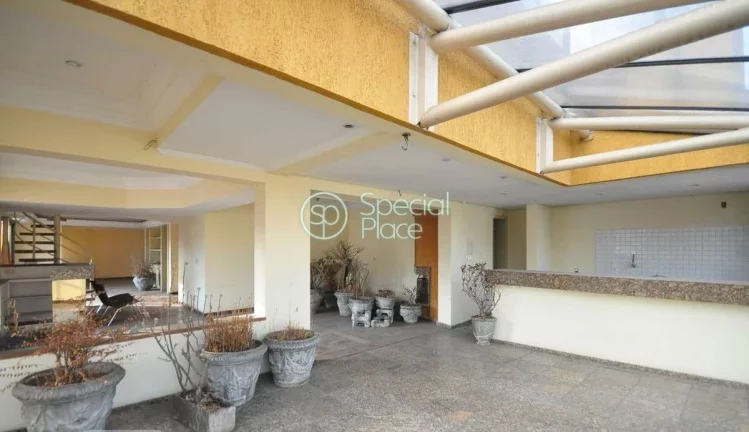 Imagem Amplo apartamento à venda com 6 quartos, sendo 3 suítes, e 6 banheiros no total. Este apartamento ...