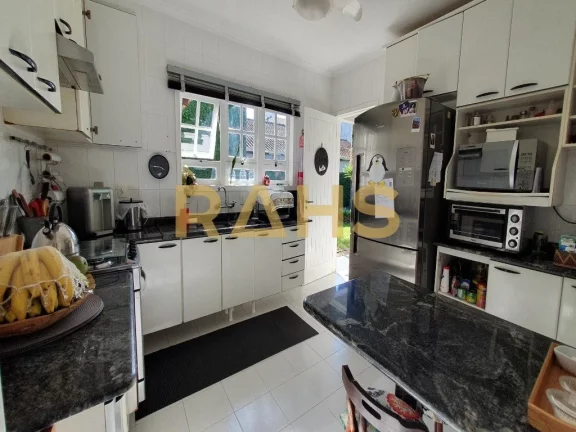 Imagem Descubra a vida luxuosa em um condomínio fechado com este incrível imóvel de 2 andares com 3 quar...