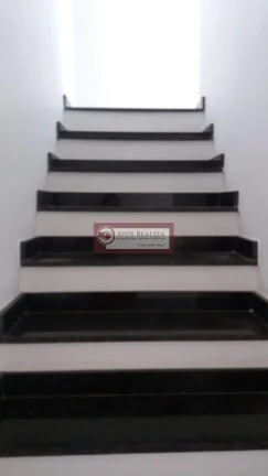 Imagem Vendo Oportunidade no bairro pedreira. Vendo Lindo Sobrado no bairro Pedreira, 3 dormitórios, sendo 1 suíte, sala estar e sala de jantar amplas de 9m2 cada, 4 banheiros, 2 vagas de garagem, valor de super Oportunidade R$ 560.000, Confira.