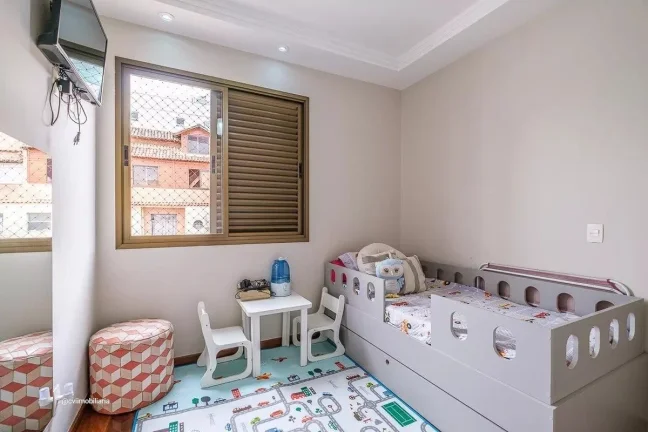 Imagem Este apartamento espaçoso oferece 135 metros quadrados de área, com 4 quartos bem distribuídos e ...