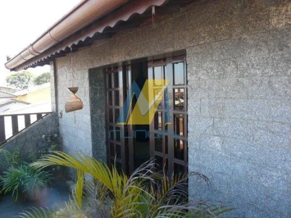 Imagem Descubra o charme atemporal deste sobrado com arquitetura clássica, perfeito para quem valoriza esp...