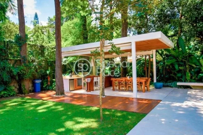 Imagem CASA ESPETACULAR, projetada por Mônica Drucker. Residência localizada em um verdadeiro refúgio no...
